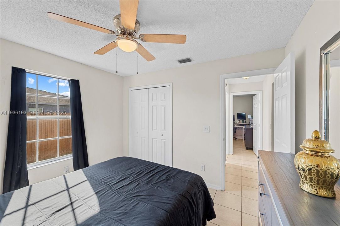 待售: $395,000 (3 贝兹, 2 浴室, 1900 平方英尺)