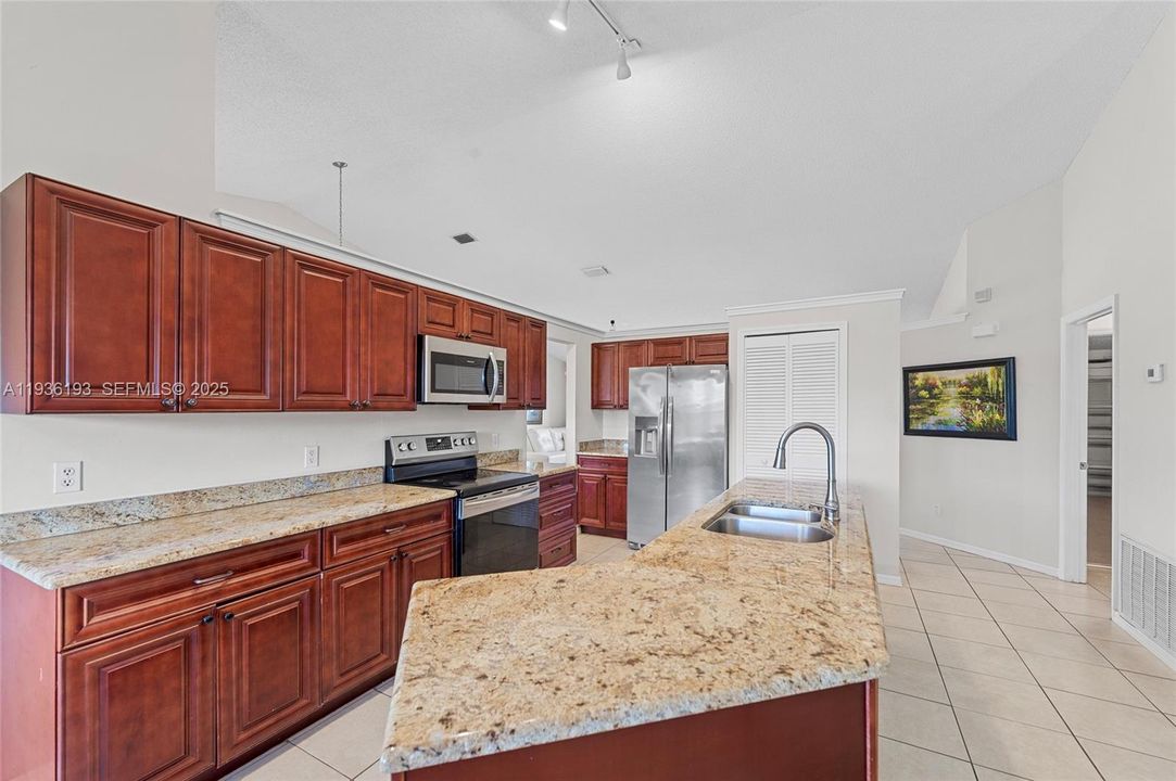 待售: $395,000 (3 贝兹, 2 浴室, 1900 平方英尺)