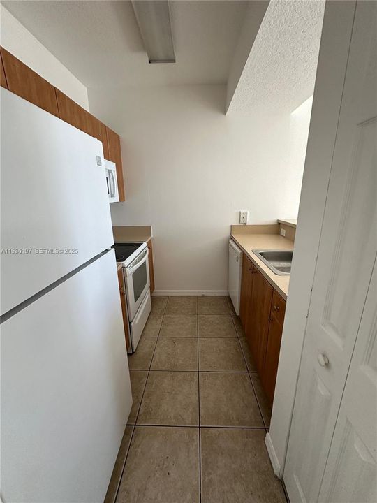 В аренду: $1,955 (1 спален, 1 ванн, 750 Квадратных фут)