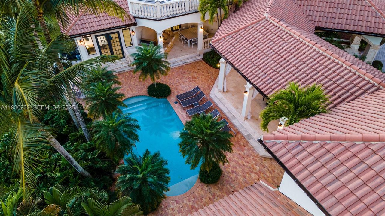 En Renta: $23,995 (8 camas, 5 baños, 4958 Pies cuadrados)