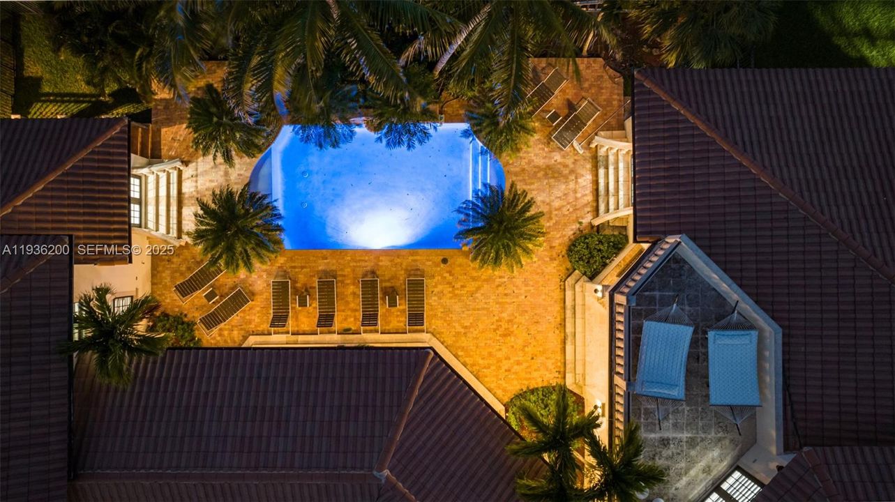 En Renta: $23,995 (8 camas, 5 baños, 4958 Pies cuadrados)