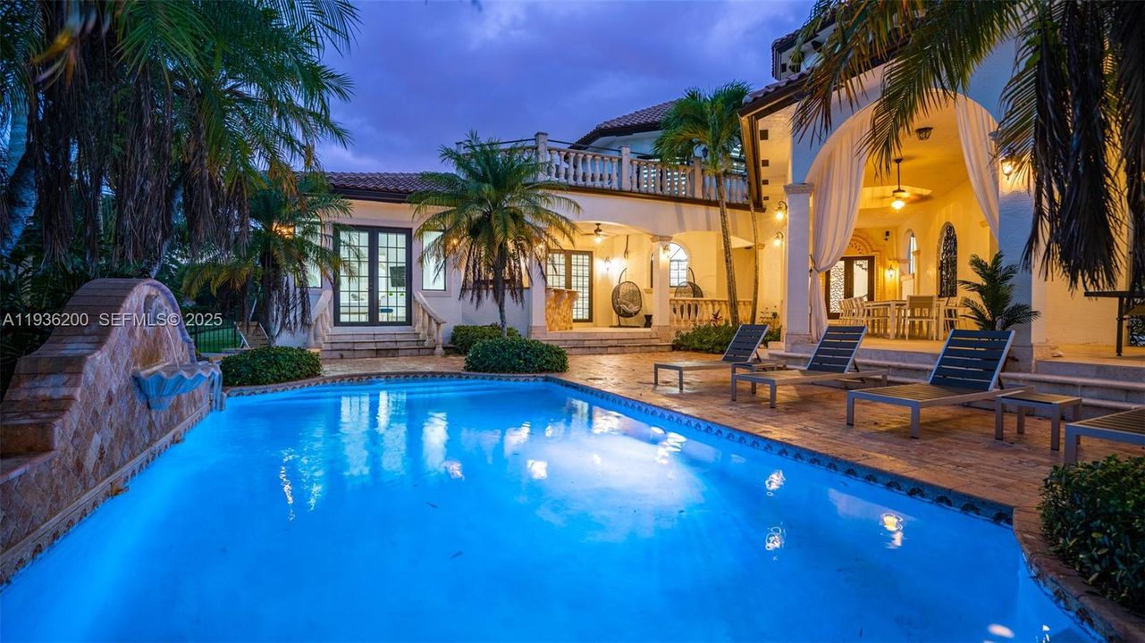 En Renta: $23,995 (8 camas, 5 baños, 4958 Pies cuadrados)