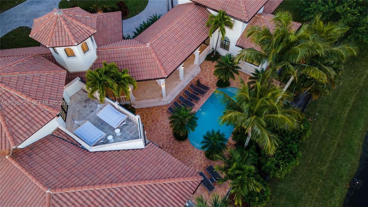 En Renta: $23,995 (8 camas, 5 baños, 4958 Pies cuadrados)