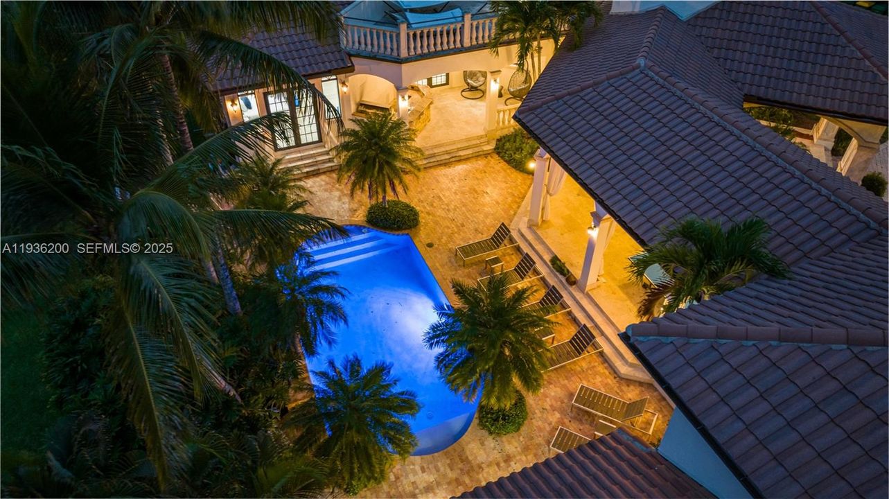 En Renta: $23,995 (8 camas, 5 baños, 4958 Pies cuadrados)