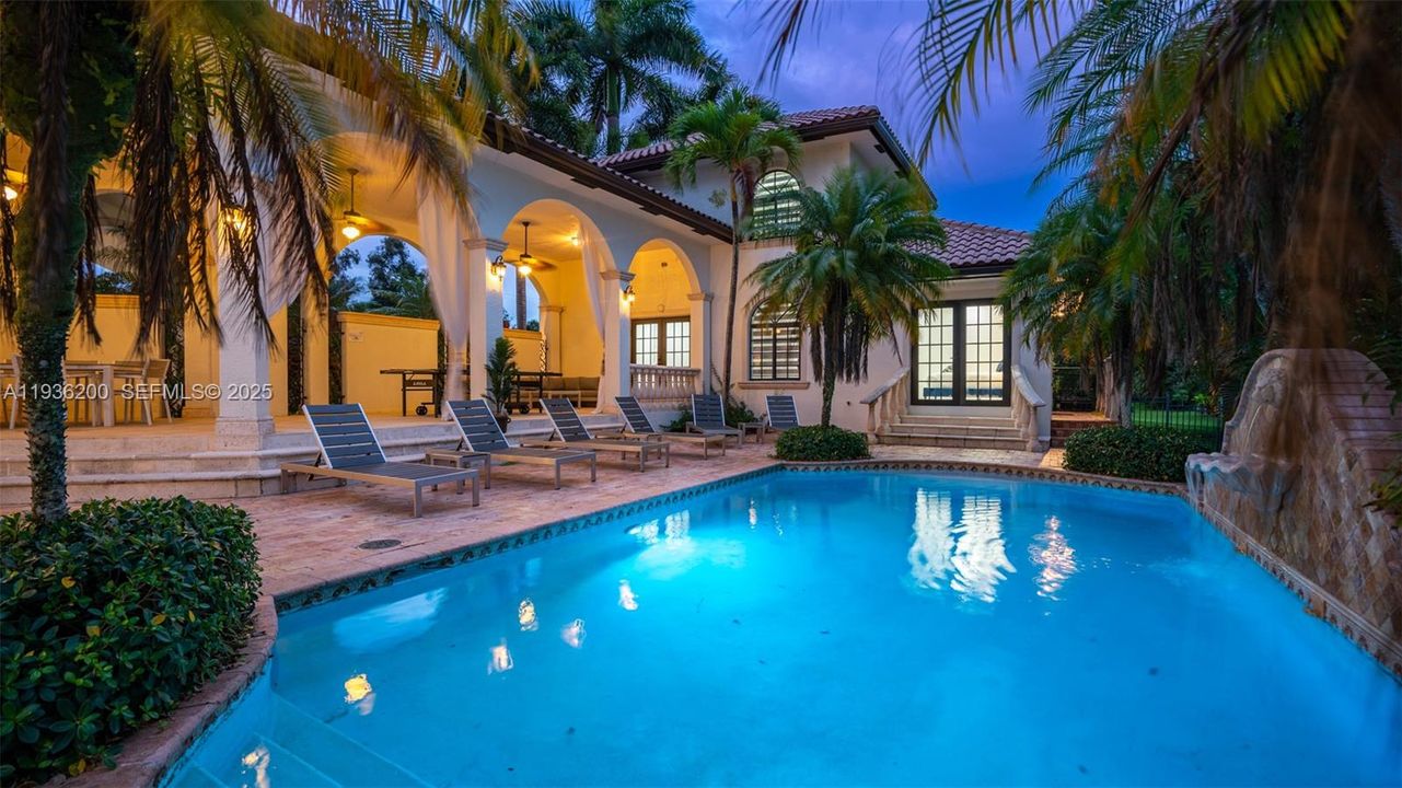 En Renta: $23,995 (8 camas, 5 baños, 4958 Pies cuadrados)