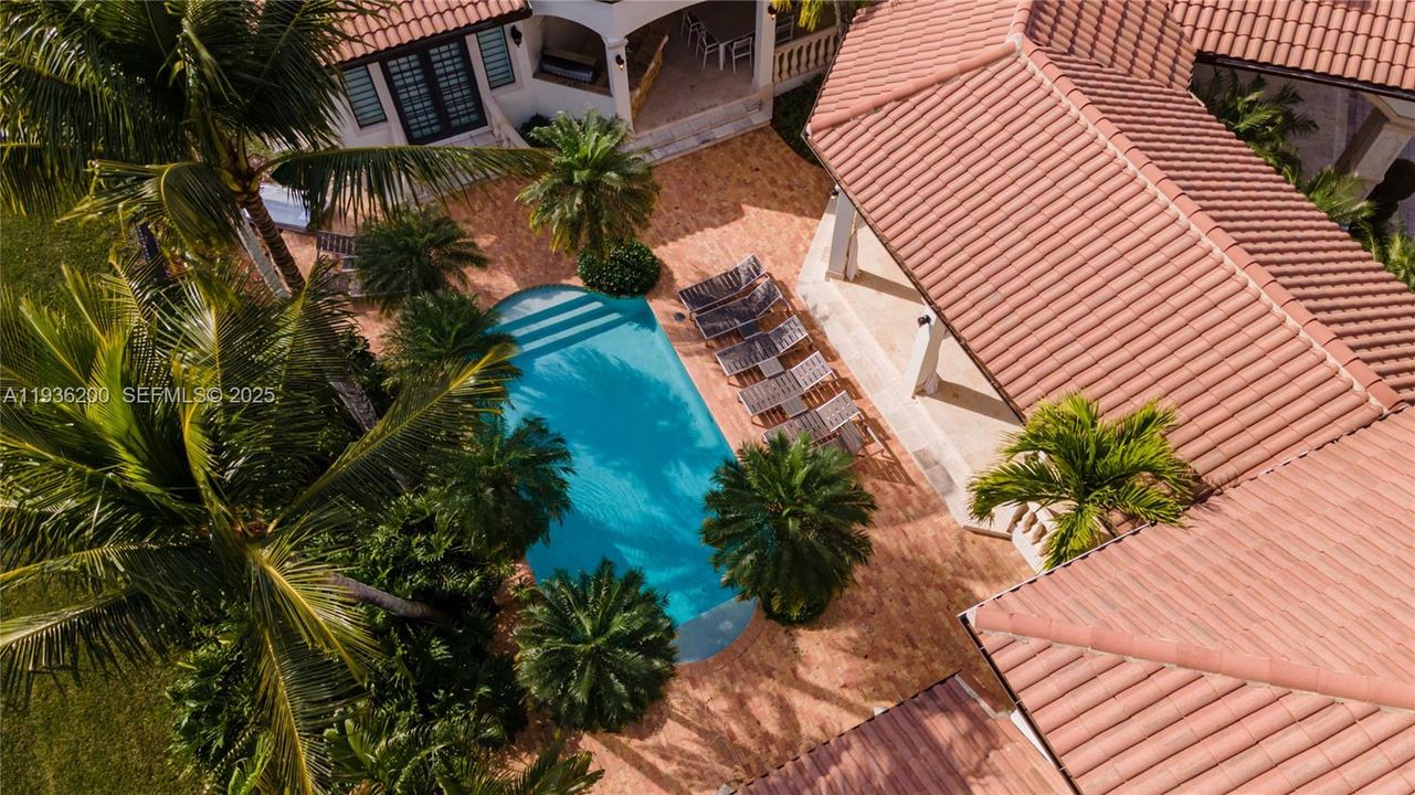 En Renta: $23,995 (8 camas, 5 baños, 4958 Pies cuadrados)