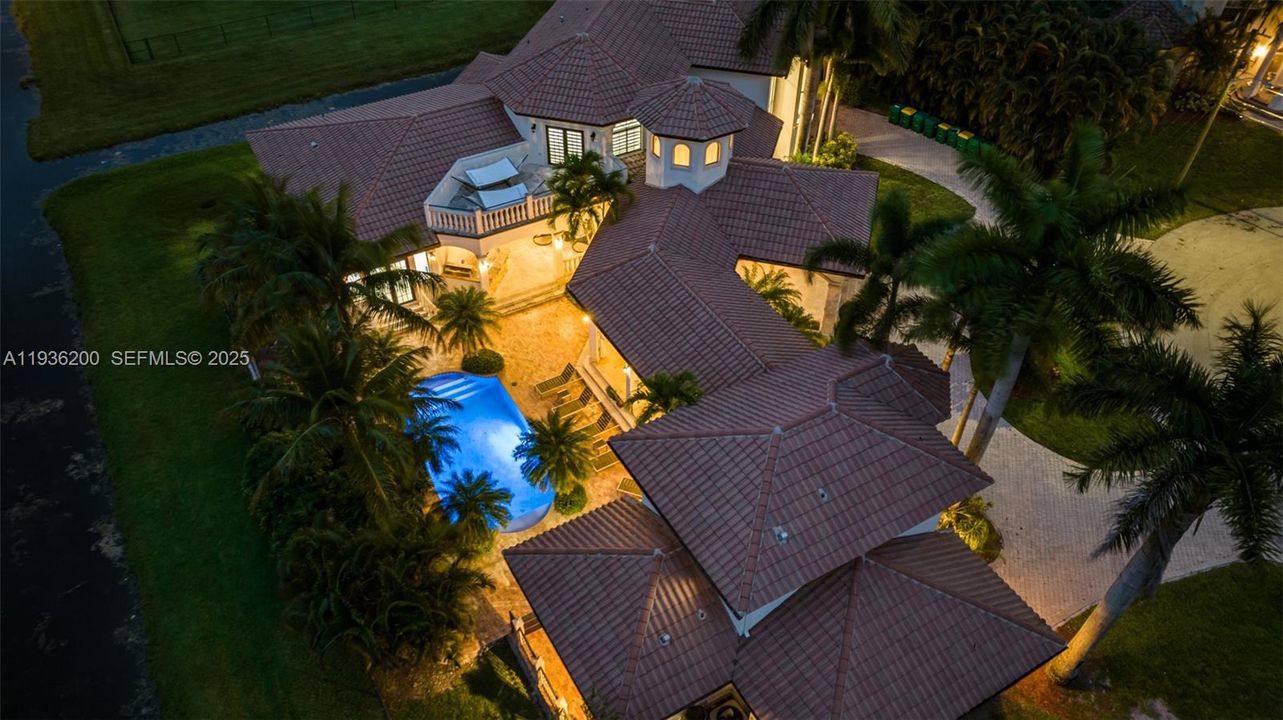 En Renta: $23,995 (8 camas, 5 baños, 4958 Pies cuadrados)