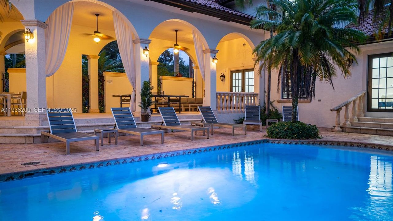 En Renta: $23,995 (8 camas, 5 baños, 4958 Pies cuadrados)