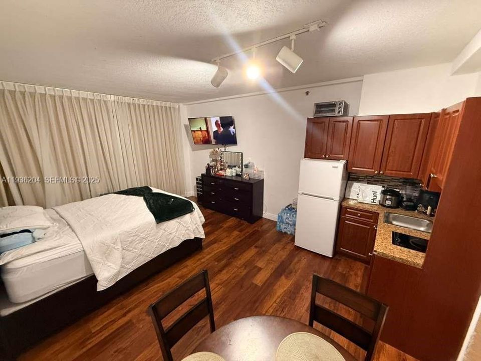 For Rent: $1,600 (0 beds, 0 baths, 325 Square Feet)