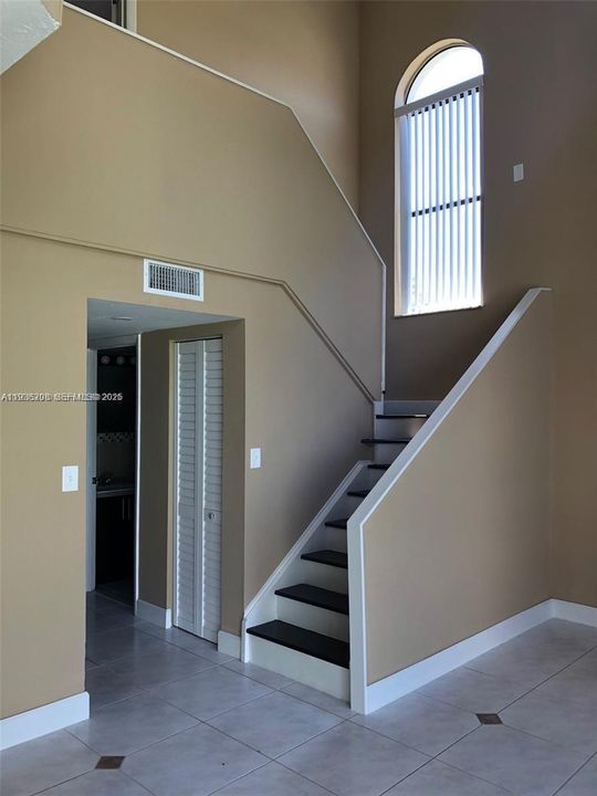 For Rent: $2,350 (3 beds, 2 baths, 1329 Square Feet)