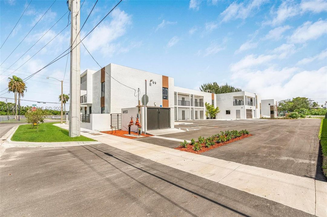 В аренду: $2,600 (2 спален, 2 ванн, 1150 Квадратных фут)