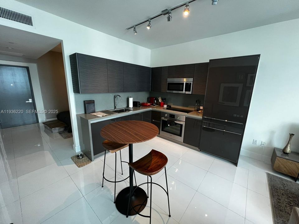 В аренду: $3,000 (0 спален, 1 ванн, 506 Квадратных фут)