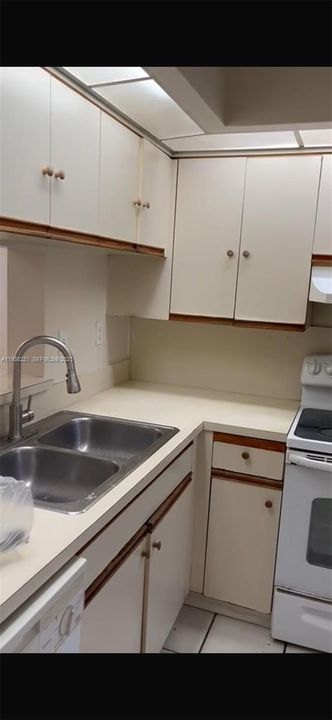 For Rent: $2,190 (2 beds, 2 baths, 921 Square Feet)