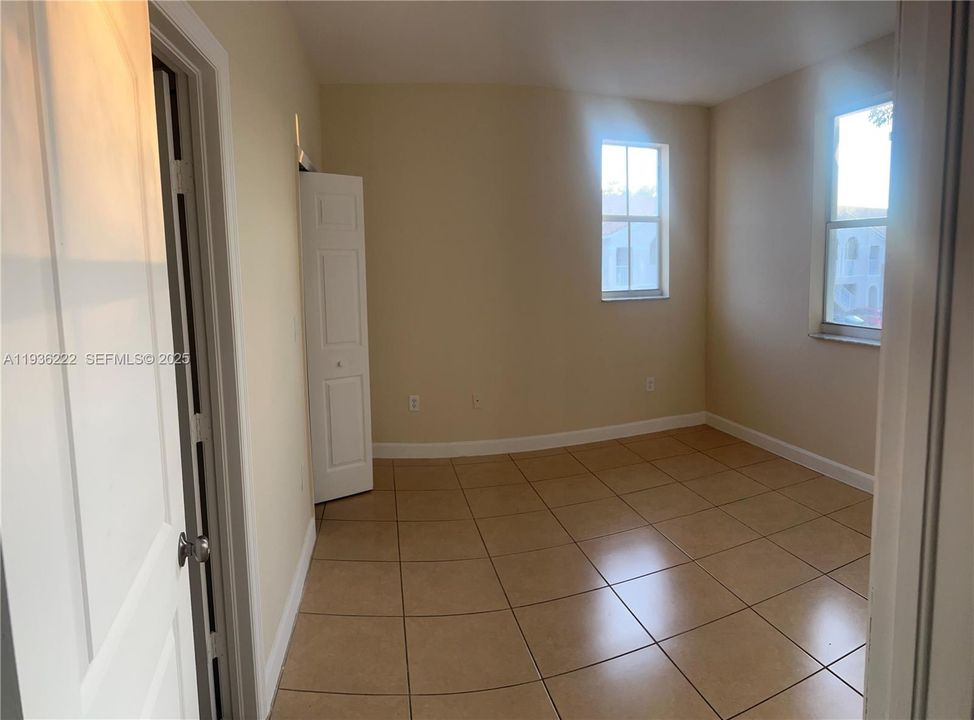 For Sale: $243,999 (3 beds, 2 baths, 1076 Square Feet)