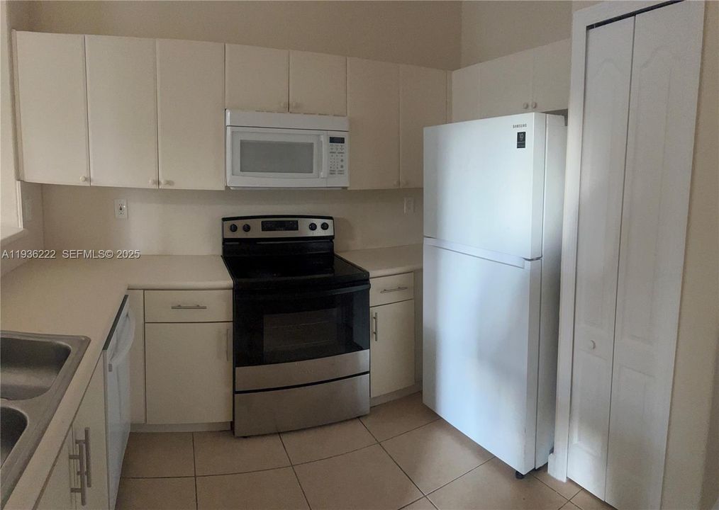 For Sale: $243,999 (3 beds, 2 baths, 1076 Square Feet)