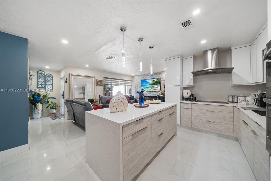 На продажу: $670,000 (4 спален, 2 ванн, 2050 Квадратных фут)