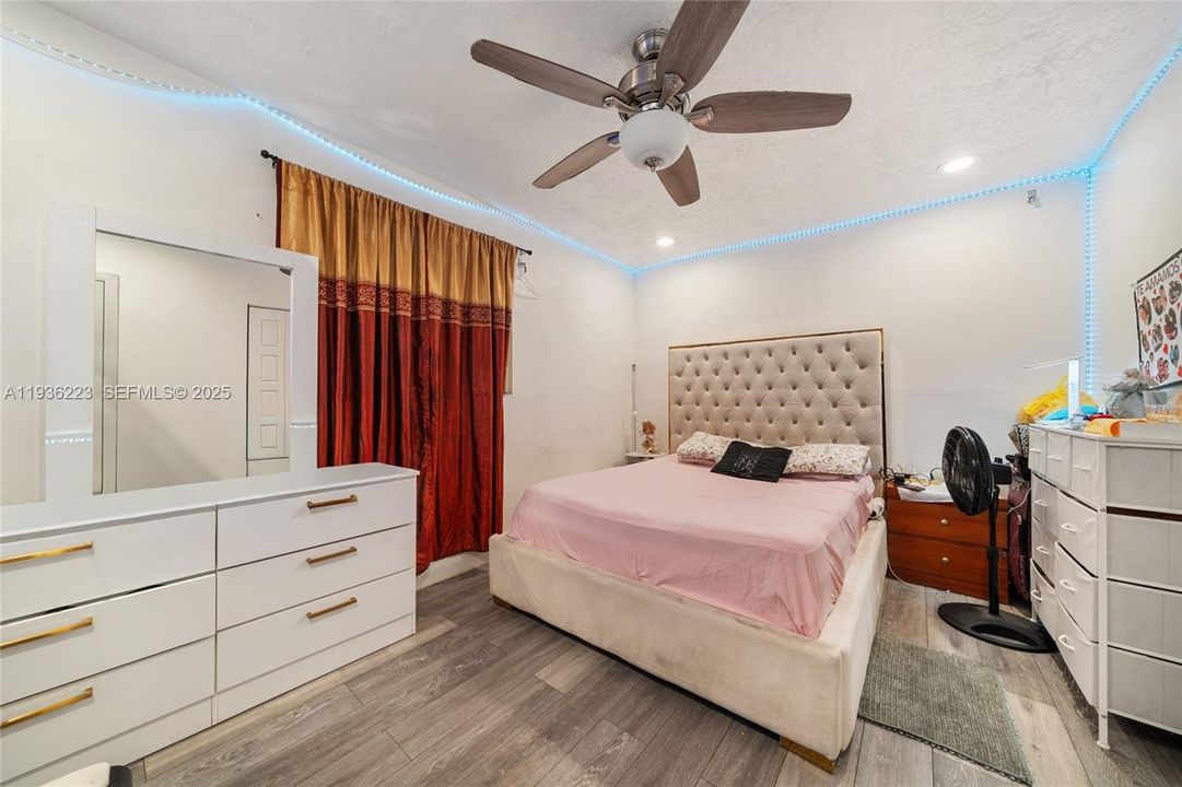 На продажу: $670,000 (4 спален, 2 ванн, 2050 Квадратных фут)