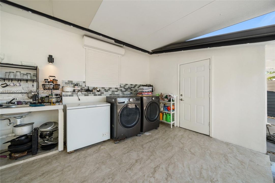 На продажу: $670,000 (4 спален, 2 ванн, 2050 Квадратных фут)