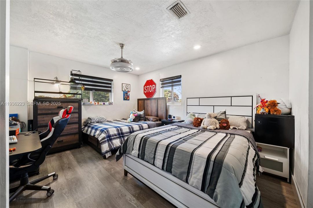 На продажу: $670,000 (4 спален, 2 ванн, 2050 Квадратных фут)