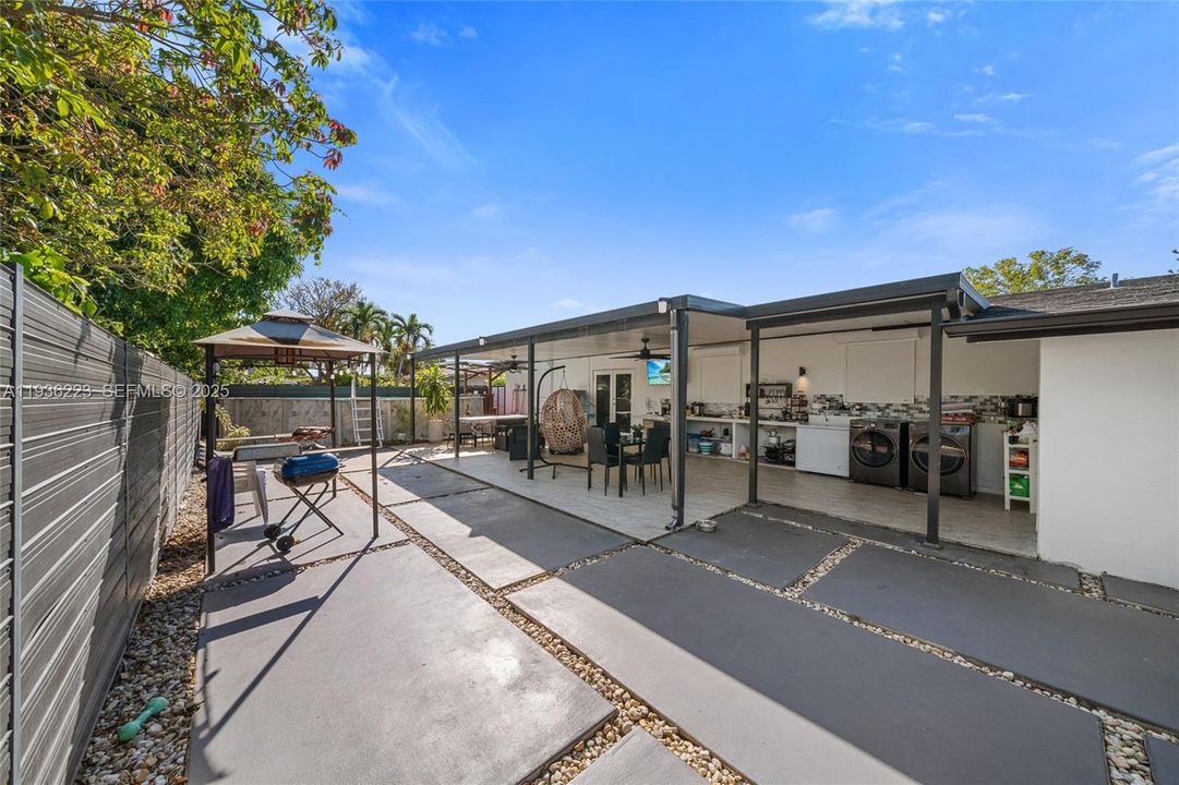 На продажу: $670,000 (4 спален, 2 ванн, 2050 Квадратных фут)