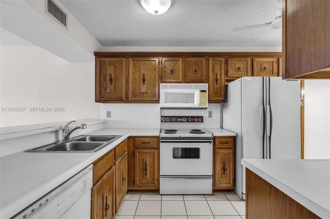 For Sale: $180,000 (2 beds, 2 baths, 1090 Square Feet)