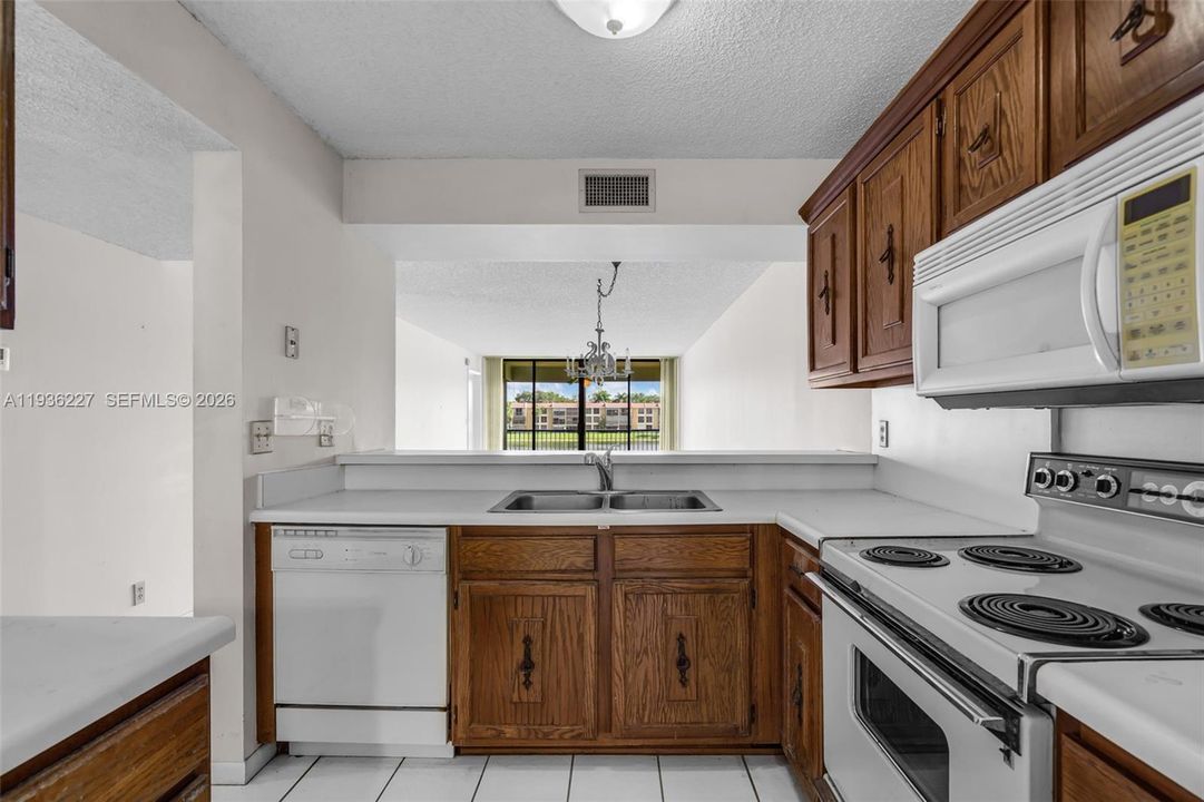 For Sale: $180,000 (2 beds, 2 baths, 1090 Square Feet)