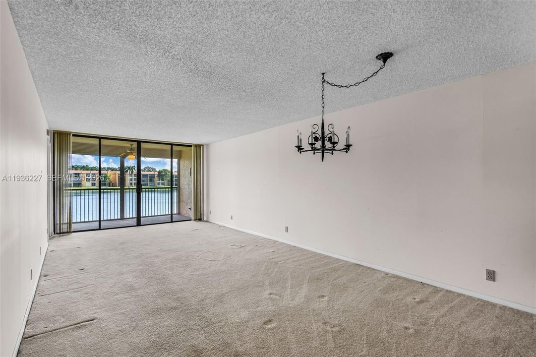 For Sale: $180,000 (2 beds, 2 baths, 1090 Square Feet)