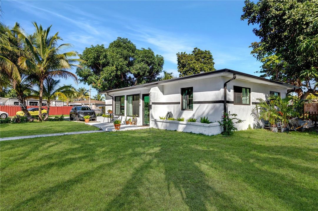 For Sale: $595,000 (3 beds, 2 baths, 1311 Square Feet)