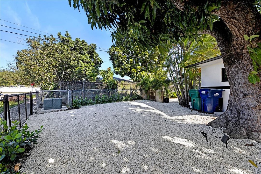 For Sale: $595,000 (3 beds, 2 baths, 1311 Square Feet)