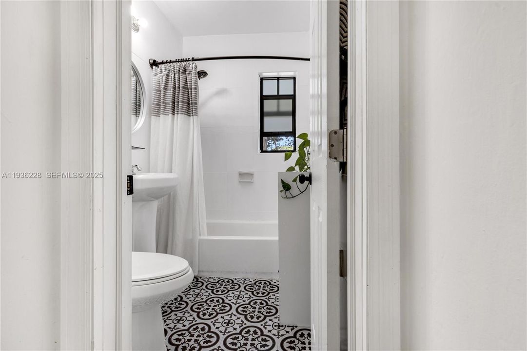 For Sale: $595,000 (3 beds, 2 baths, 1311 Square Feet)