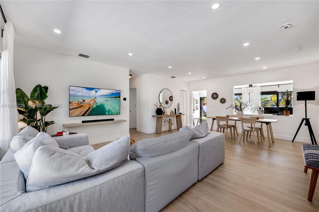 For Sale: $595,000 (3 beds, 2 baths, 1311 Square Feet)