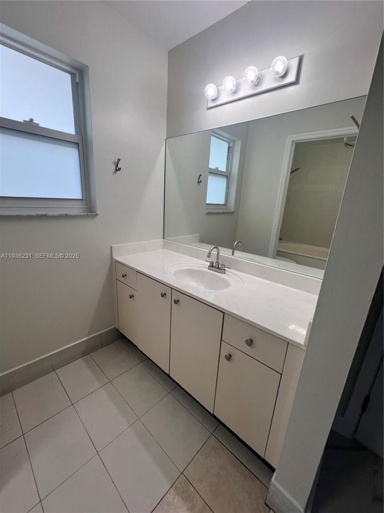 For Rent: $1,900 (1 beds, 1 baths, 1468 Square Feet)