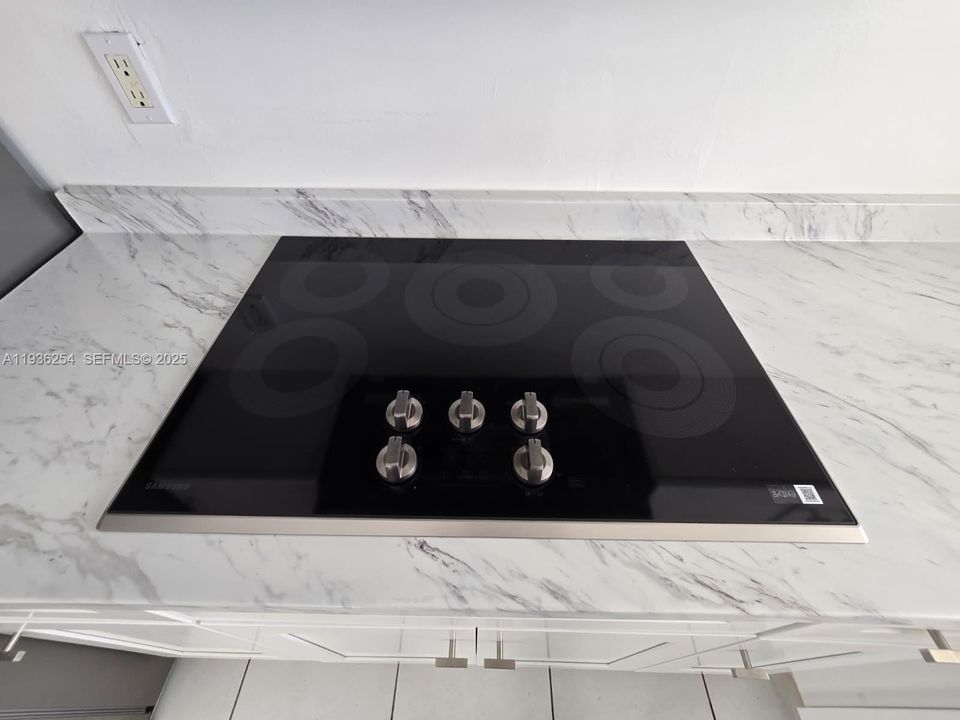 For Rent: $2,100 (2 beds, 2 baths, 960 Square Feet)