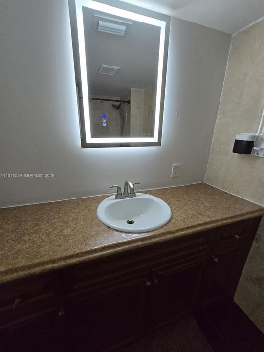 For Rent: $2,100 (2 beds, 2 baths, 960 Square Feet)