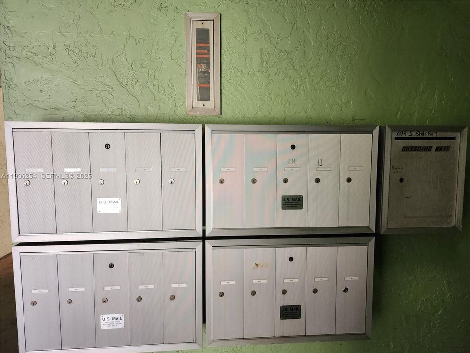 For Rent: $2,100 (2 beds, 2 baths, 960 Square Feet)