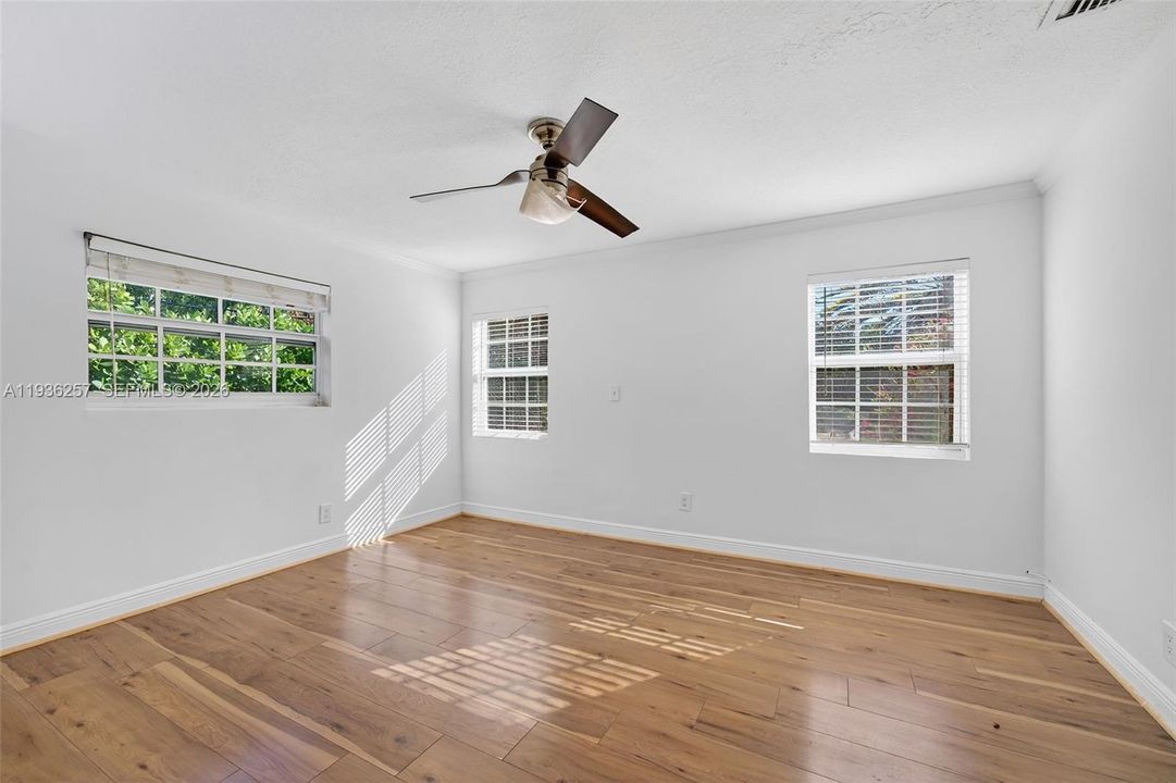 For Sale: $545,000 (2 beds, 1 baths, 1156 Square Feet)