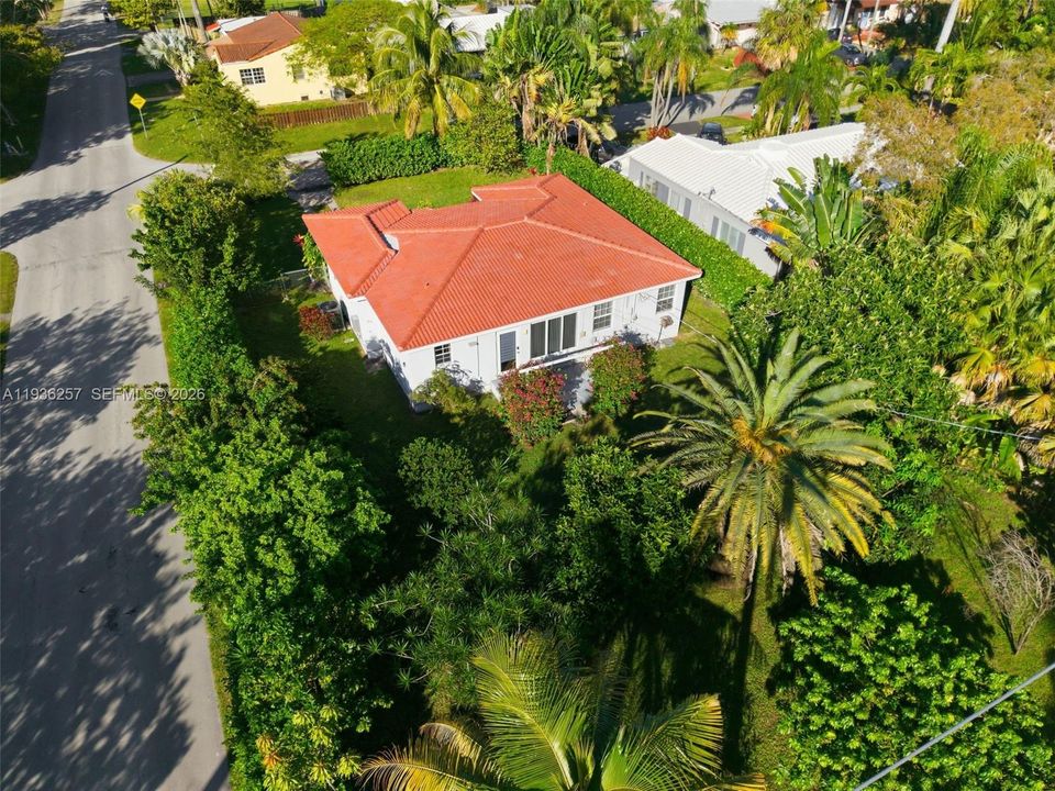 For Sale: $545,000 (2 beds, 1 baths, 1156 Square Feet)