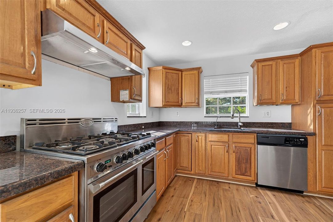 For Sale: $545,000 (2 beds, 1 baths, 1156 Square Feet)