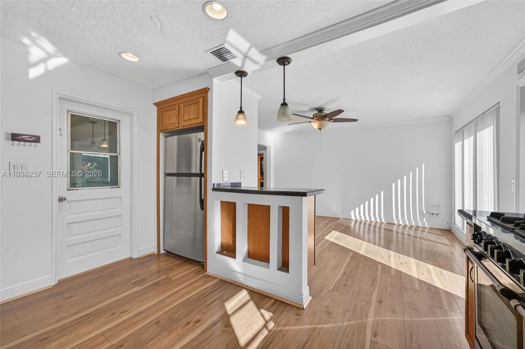 For Sale: $545,000 (2 beds, 1 baths, 1156 Square Feet)