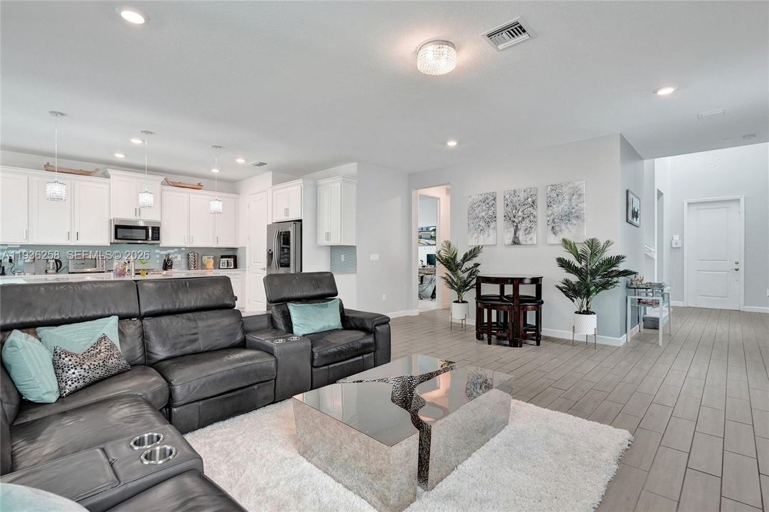 For Sale: $830,000 (5 beds, 3 baths, 2708 Square Feet)