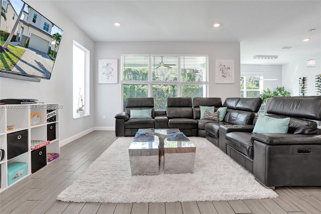 For Sale: $830,000 (5 beds, 3 baths, 2708 Square Feet)