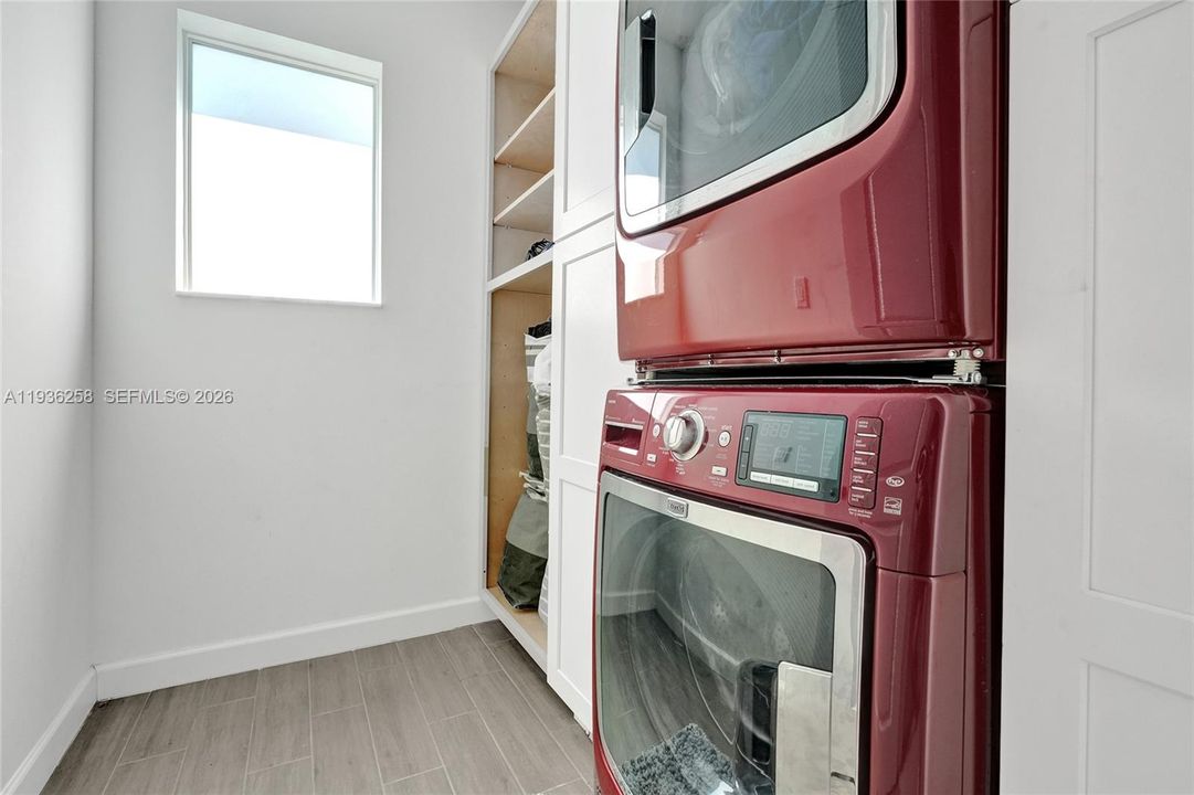 For Sale: $830,000 (5 beds, 3 baths, 2708 Square Feet)