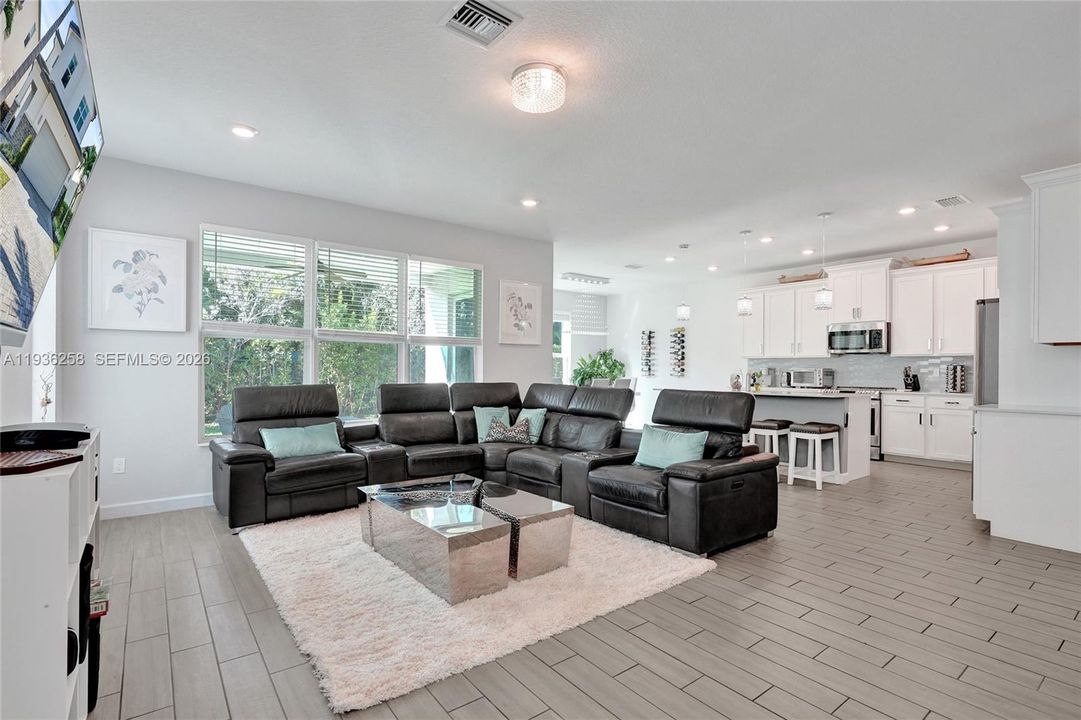 For Sale: $830,000 (5 beds, 3 baths, 2708 Square Feet)