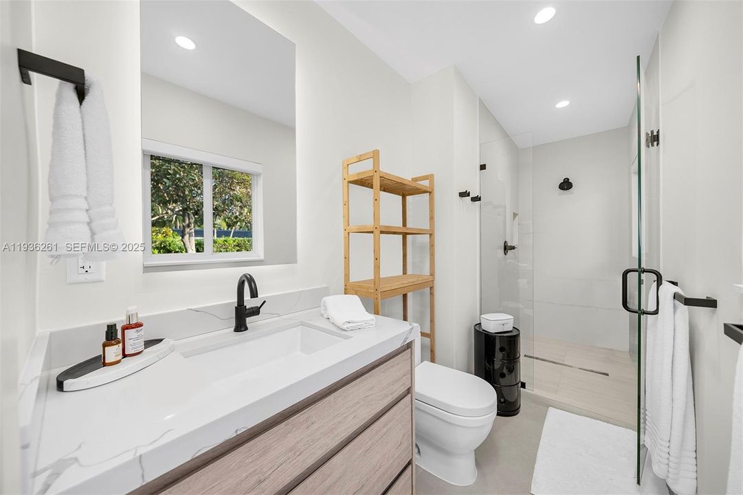 В аренду: $9,900 (3 спален, 2 ванн, 2036 Квадратных фут)