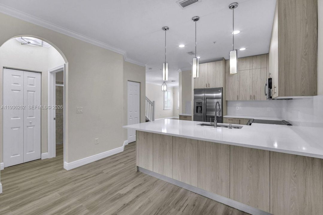 На продажу: $665,000 (3 спален, 3 ванн, 1992 Квадратных фут)