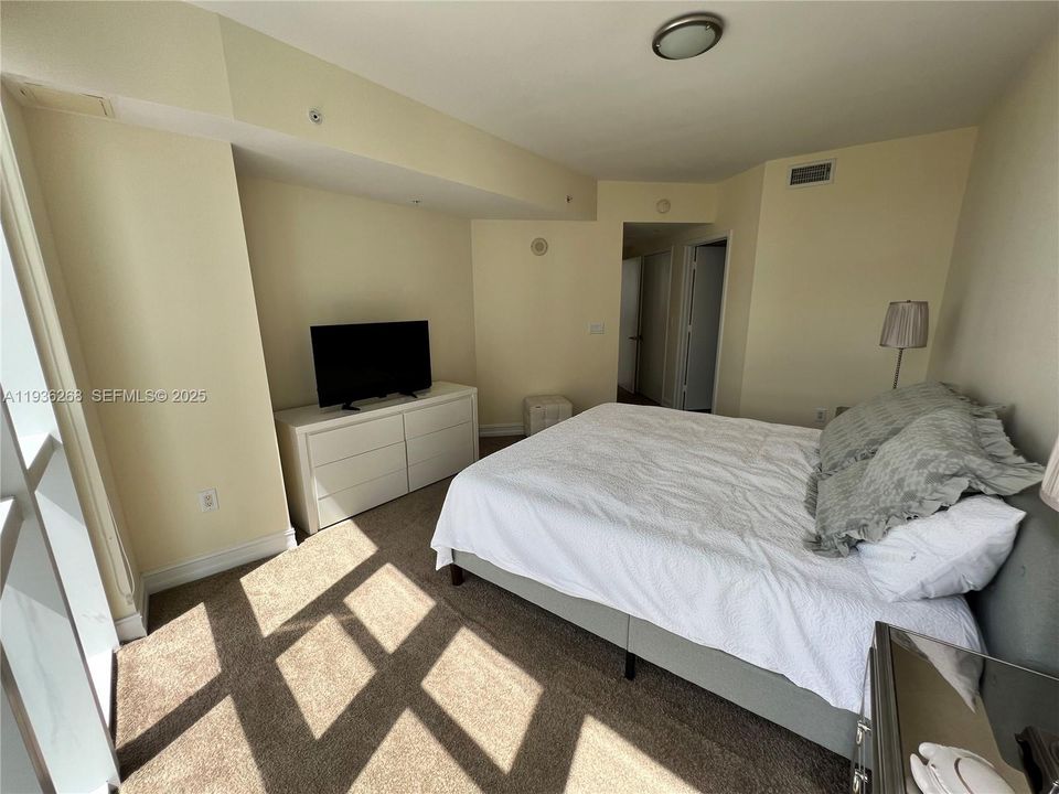 出租: $5,800 (2 贝兹, 2 浴室, 1289 平方英尺)