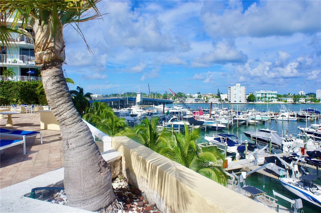 For Rent: $3,050 (2 beds, 2 baths, 1030 Square Feet)