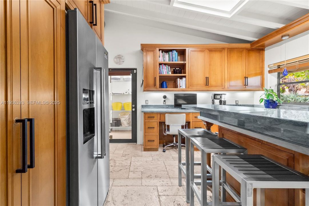 For Rent: $9,999 (3 beds, 3 baths, 1490 Square Feet)