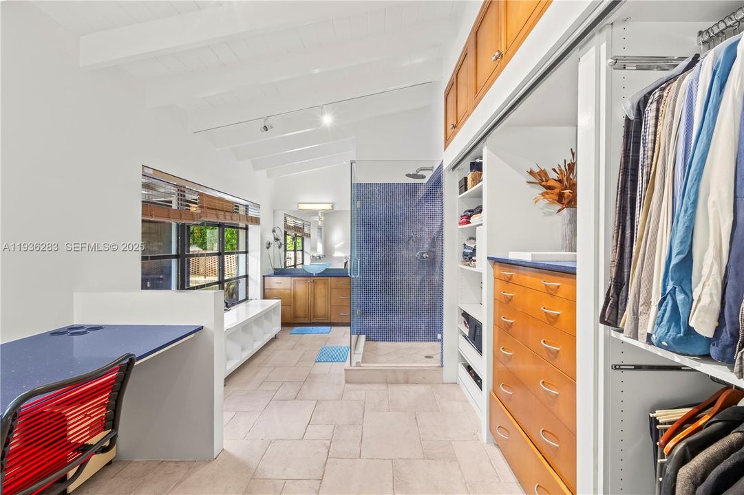 For Rent: $9,999 (3 beds, 3 baths, 1490 Square Feet)