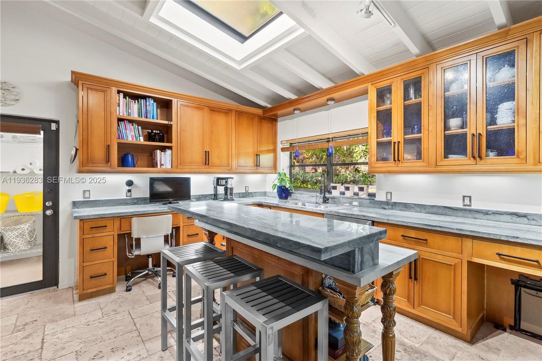 For Rent: $9,999 (3 beds, 3 baths, 1490 Square Feet)